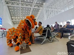 Kala Barongsai Hibur Penumpang Kereta Cepat Whoosh