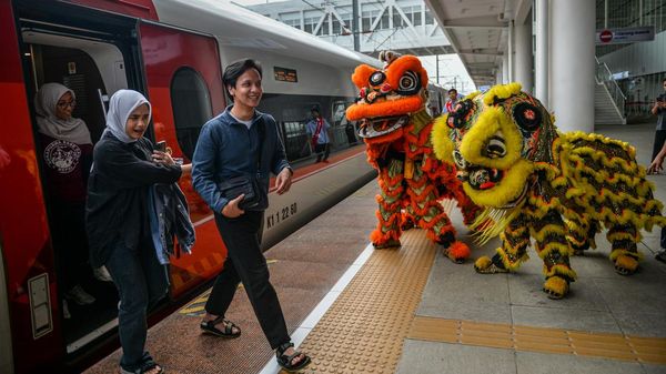 Atraksi Barongsai Hibur Penumpang Whoosh di Stasiun Padalarang