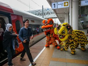 Atraksi Barongsai Hibur Penumpang Whoosh di Stasiun Padalarang