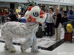 Perayaan Imlek, Barongsai Hibur Pengunjung Bandara Adi Soemarmo Solo