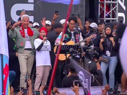 Momen Ganjar, Atikoh dan Alam Nyanyi Terlalu Manis di Hajatan Rakyat