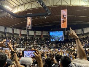 Lagu Buruh Tani Bergema Tutup Desak Anies Terakhir di Surabaya Lagu Buruh Tani Bergema Tutup Desak Anies Terakhir di Surabaya