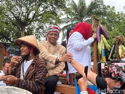 Momen Ganjar-Mahfud Diberi Wayang Wisanggeni dan Wayang Semar