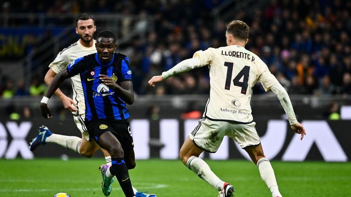 MILAN, ITALY - OCTOBER 29: (L-R) Marcus Thuram of Internazionale FC  in action against Diego Llorente of AS Roma during the Serie A TIM match between FC Internazionale and AS Roma at Stadio Giuseppe Meazza on October 29, 2023 in Milan, Italy. (Photo by Stefano Guidi/Getty Images)