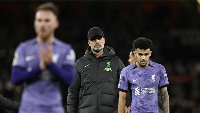 Soccer Football - Premier League - Arsenal v Liverpool - Emirates Stadium, London, Britain - February 4, 2024 Liverpool manager Juergen Klopp and Luis Diaz look dejected after the match REUTERS/Tony Obrien NO USE WITH UNAUTHORIZED AUDIO, VIDEO, DATA, FIXTURE LISTS, CLUB/LEAGUE LOGOS OR LIVE SERVICES. ONLINE IN-MATCH USE LIMITED TO 45 IMAGES, NO VIDEO EMULATION. NO USE IN BETTING, GAMES OR SINGLE CLUB/LEAGUE/PLAYER PUBLICATIONS.
