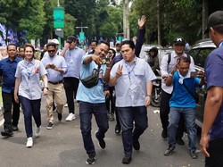 Erick Thohir Jalan Kaki Hadiri Kampanye Akbar Prabowo-Gibran di Gelora Bung Karno