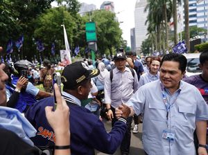 Erick Thohir Jalan Kaki ke GBK Tembus Ramainya Pendukung Prabowo-Gibran