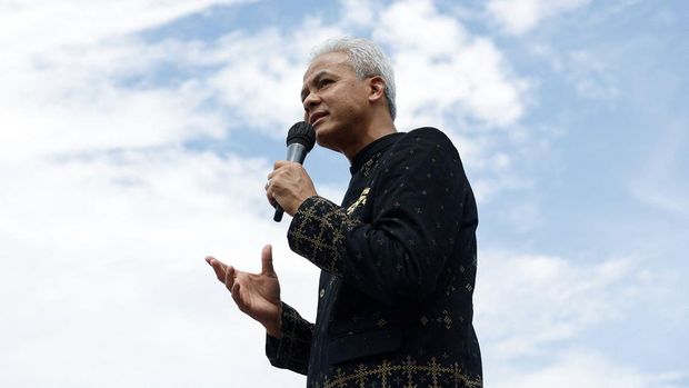 Ganjar Pranowo, presidential candidate of the ruling Indonesian Democratic Party of Struggle (PDI-P), delivers his speech during his campaign rally at the Fort Vastenburg in Surakarta, Central Java province, Indonesia, February 10, 2024. REUTERS/Willy Kurniawan