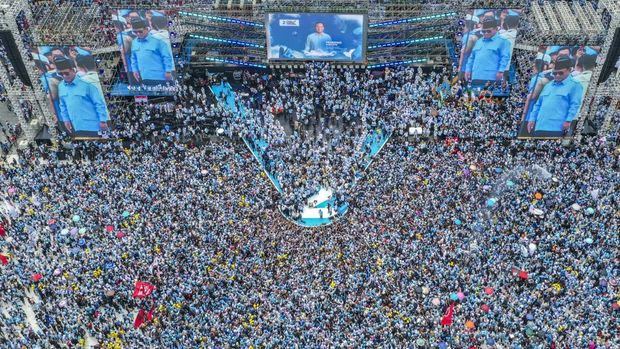 Foto udara ribuan simpatisan Capres-Cawapres nomor urut 2 Prabowo-Gibran mengikuti kampanye akbar di Stadion Utama Gelora Bung Karno (SUGBK), Senayan, Jakarta, Sabtu (10/2/2024). Kampanye tersebut merupakan penutup dari rangkaian kampanye Prabowo-Gibran sebelum hari pelaksanaan Pemilu 2024 pada 14 Februari mendatang. ANTARA FOTO/Galih Pradipta/YU