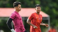 Kiper Borneo FC, Nadeo Argawinata, sudah mencatatkan sebanyak 30 save musim ini. (Foto: Dok. Borneo FC)