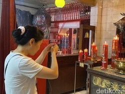 Ratusan Umat Tri Dharma Gelar Ibadah di Klenteng Pak Kik Bio Surabaya