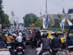 Massa Pendukung Prabowo-Gibran Konvoi ke GBK, Lalin Macet