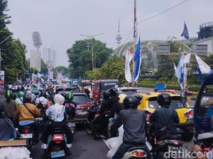 Massa Pendukung Prabowo-Gibran Konvoi ke GBK, Lalin Macet Massa Pendukung Prabowo-Gibran Konvoi ke GBK, Lalin Macet