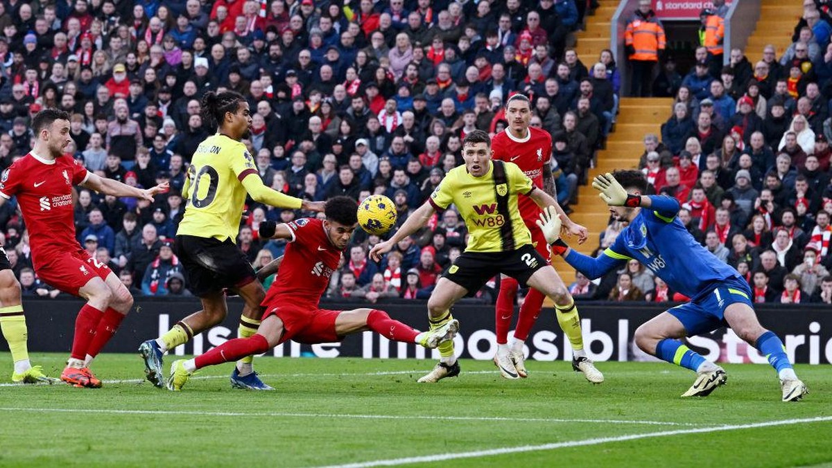 Gol sundulan Luis Diaz ke gawang Burnley (Liverpool FC via Getty Images/John Powell)