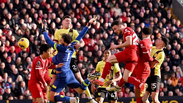 LIVERPOOL, ENGLAND - FEBRUARY 10: (THE SUN OUT, THE SUN ON SUNDAY OUT) Diogo Jota of Liverpool scoring the opening goal during the Premier League match between Liverpool FC and Burnley FC at Anfield on February 10, 2024 in Liverpool, England. (Photo by Andrew Powell/Liverpool FC via Getty Images)