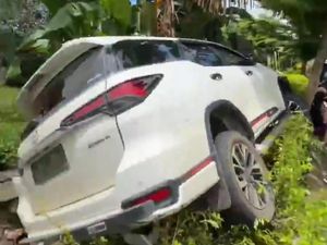 Fortuner di Makassar Masuk ke Selokan gegara Pengemudi Hilang Kendali