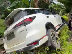 Fortuner di Makassar Masuk ke Selokan gegara Pengemudi Hilang Kendali