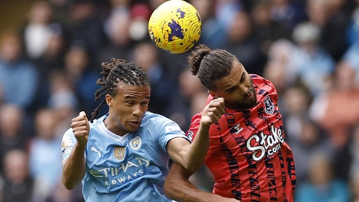 Manchester City vs Everton Soccer Football - Premier League - Manchester City v Everton - Etihad Stadium, Manchester, Britain - February 10, 2024 Manchester City's Nathan Ake in action with Everton's Dominic Calvert-Lewin Action Images via Reuters/Jason Cairnduff NO USE WITH UNAUTHORIZED AUDIO, VIDEO, DATA, FIXTURE LISTS, CLUB/LEAGUE LOGOS OR 'LIVE' SERVICES. ONLINE IN-MATCH USE LIMITED TO 45 IMAGES, NO VIDEO EMULATION. NO USE IN BETTING, GAMES OR SINGLE CLUB/LEAGUE/PLAYER PUBLICATIONS.