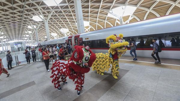 Meriah Atraksi Barongsai di Stasiun Kereta Cepat Whoosh