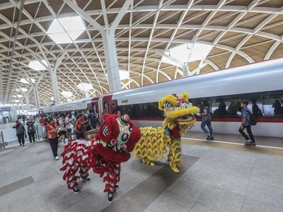 Meriah Atraksi Barongsai di Stasiun Kereta Cepat Whoosh