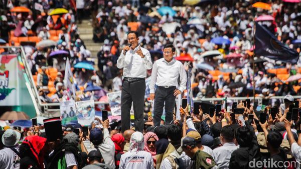 Momen Anies-Cak Imin Bakar Semangat Pendukung di Kampanye Akbar JIS