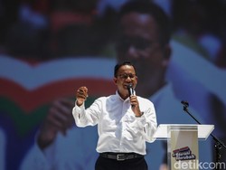 Bacakan Poster Suporter, Anies: Pajak Naik Eh Malah Joget-Joget