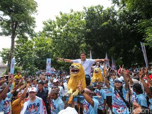 Momen Ara Naik Sisingaan Hadiri Kampanye Akbar Prabowo-Gibran Momen Ara Naik Sisingaan Hadiri Kampanye Akbar Prabowo-Gibran