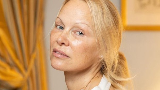 Pamela Anderson/Foto: Instagram.com/pamelaanderson Deretan selebriti Hollywood yang terang-terangan menantang standar kecantikan