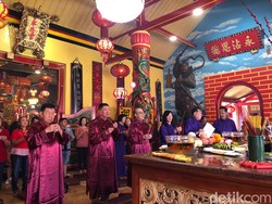 Ibadah Imlek di Kelenteng Eng An Kiong Malang Sekaligus Doakan Pemilu Damai