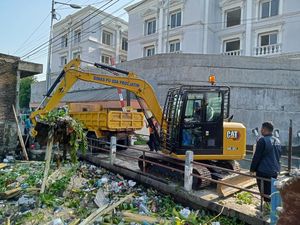 Upaya Wagub Emil Dardak Cegah Banjir Susulan di Waru Sidoarjo Upaya Wagub Emil Dardak Cegah Banjir Susulan di Waru Sidoarjo