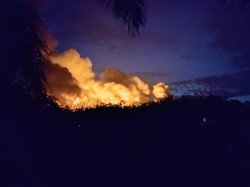 Api Sumur Minyak Ilegal di Batanghari Belum Padam, Pertamina Turun Tangan