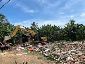 Rumah Remaja Pembunuh Sekeluarga di Kaltim Diratakan dengan Tanah Rumah Remaja Pembunuh Sekeluarga di Kaltim Diratakan dengan Tanah
