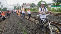 Pendukung AMIN Susuri Rel Kereta Demi Hadiri Kampanye di JIS