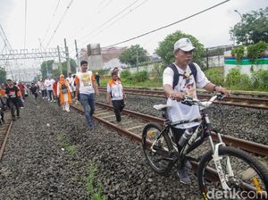 Pendukung AMIN Susuri Rel Kereta Demi Hadiri Kampanye di JIS