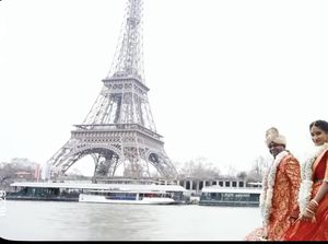 Viral Pasangan Berbusana India Nikah di Depan Menara Eiffel