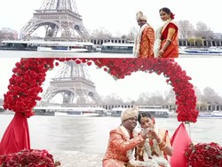 Viral Pengantin Menikah dengan Adat Tradisional India di Menara Eiffel