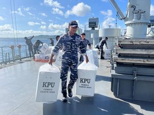 TNI AL Angkut Logistik Pemilu ke Wilayah Terpencil Maluku Barat Daya TNI AL Angkut Logistik Pemilu ke Wilayah Terpencil Maluku Barat Daya