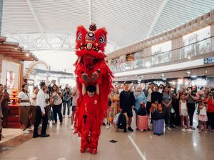 Rayakan Imlek, Bandara AP 1 Tampilkan Barongsai dan Bagi-bagi Kue Keranjang