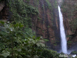 Pesona Air Terjun Kapas Biru di Kaki Gunung Semeru yang Bikin Jatuh Hati