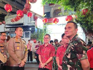 Tinjau Vihara Petak 9, Kapolres Jakbar Pastikan Perayaan Imlek Aman
