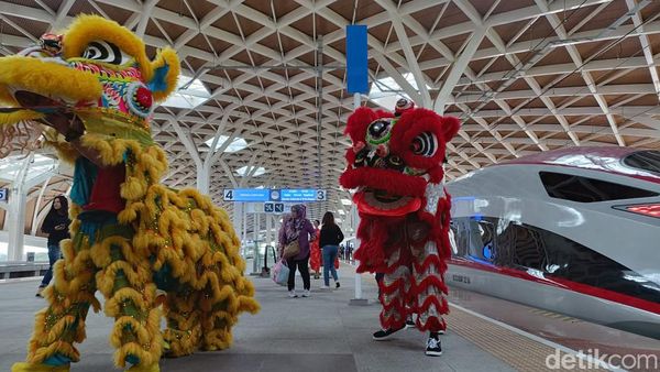 Potret Barongsai Ramaikan Imlek di Stasiun Kereta Cepat Halim