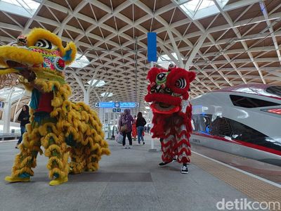Potret Barongsai Ramaikan Imlek di Stasiun Kereta Cepat Halim