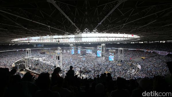 Potret GBK Jadi Lautan Manusia Pendukung Prabowo-Gibran