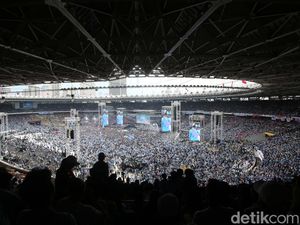 Potret GBK Jadi Lautan Manusia Pendukung Prabowo-Gibran Potret GBK Jadi Lautan Manusia Pendukung Prabowo-Gibran