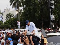 Momen Prabowo Salami Pendukung dari Atas Mobil Usai Kampanye di GBK