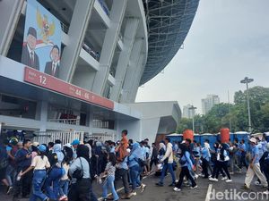 Massa Pendukung Prabowo-Gibran Mulai Padati GBK Jelang Kampanye Akbar Massa Pendukung Prabowo-Gibran Mulai Padati GBK Jelang Kampanye Akbar