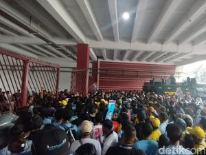 Massa Prabowo-Gibran Membeludak di GBK Sampai Memaksa Masuk Lewat VIP