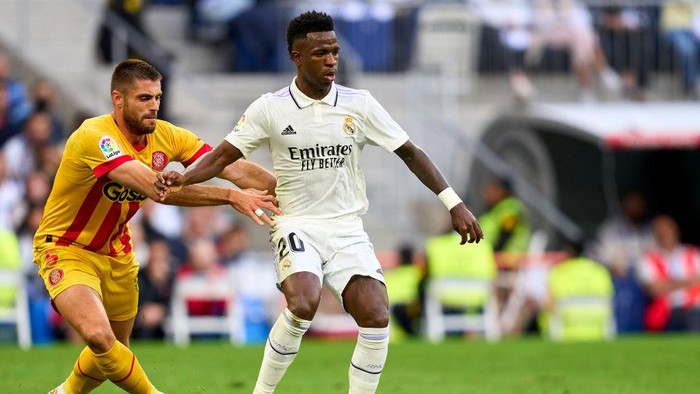 MADRID, SPAIN - OCTOBER 30: Vinicius Junior of Real Madrid CF battle for the ball with David Lopez of Girona FC during the LaLiga Santander match between Real Madrid CF and Girona FC at Estadio Santiago Bernabeu on October 30, 2022 in Madrid, Spain. (Photo by Diego Souto/Quality Sport Images/Getty Images)