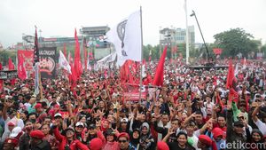 Ribuan Massa Pendukung Ganjar-Mahfud Padati Simpang Lima Semarang