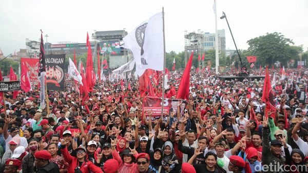 Ribuan Massa Pendukung Ganjar-Mahfud Padati Simpang Lima Semarang